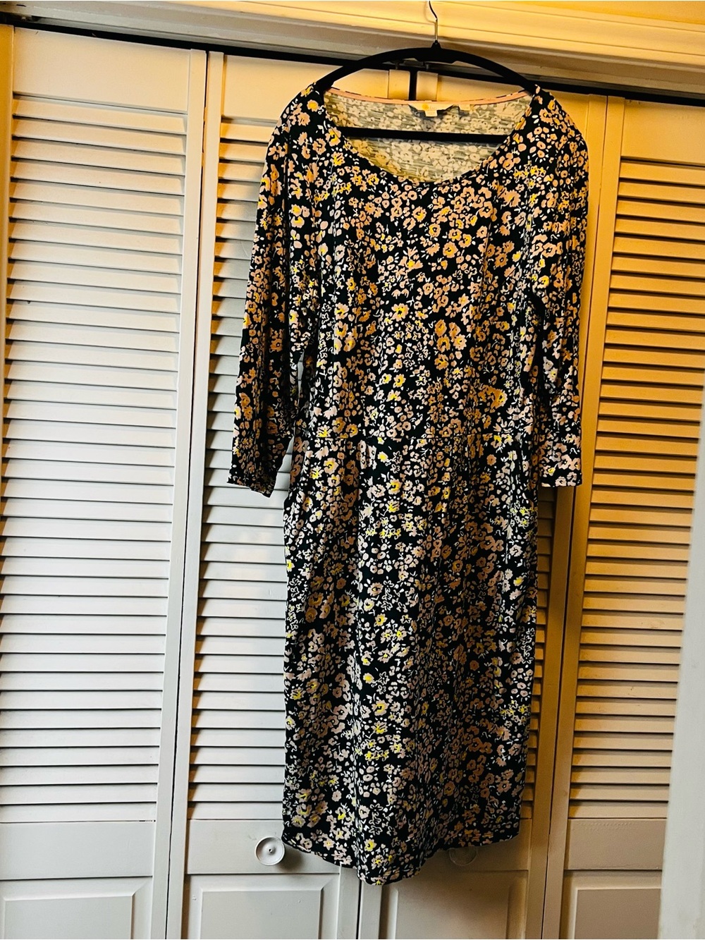 Boden l Classic l Elegant & Versatile 
Black Floral Midi Dress